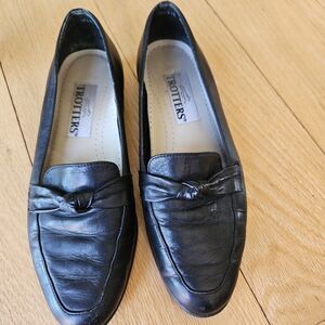 Trotters Womens Relate Flat/Loafers Shoes Black Leather  Size 7.5 with Knot/ bow